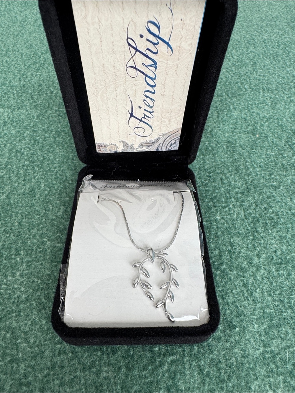 FRIENDS Silver color Leaf Vine Pendant Necklace
